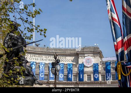 Londres, Royaume-Uni. 03rd mai 2023. Les touristes passent sous un message « heureux et glorieux » sur l'Arche de l'Amirauté alors que Londres se prépare au couronnement du roi Charles III sur 6 mai. Credit: Sinai Noor/Alay Live News Banque D'Images