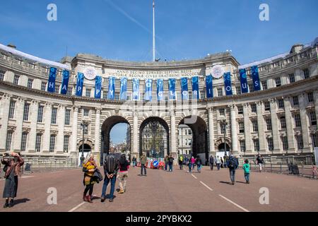 Londres, Royaume-Uni. 03rd mai 2023. Les touristes passent sous un message « heureux et glorieux » sur l'Arche de l'Amirauté alors que Londres se prépare au couronnement du roi Charles III sur 6 mai. Credit: Sinai Noor/Alay Live News Banque D'Images