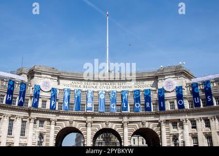 Londres, Royaume-Uni. 03rd mai 2023. Les touristes passent sous un message « heureux et glorieux » sur l'Arche de l'Amirauté alors que Londres se prépare au couronnement du roi Charles III sur 6 mai. Credit: Sinai Noor/Alay Live News Banque D'Images