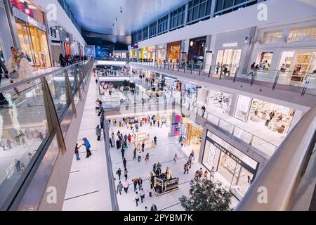 18 janvier 2023, Dubaï, Émirats arabes Unis : intérieur du plus grand et célèbre centre commercial de Dubaï avec divers magasins et visiteurs Banque D'Images