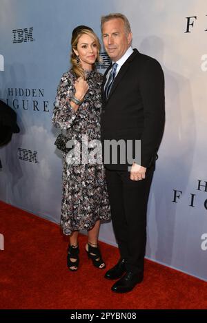 Christine Baumgartner et Kevin Costner assistent à la projection spéciale « Hidden Figures » de New York sur 10 décembre 2016 à New York. Banque D'Images