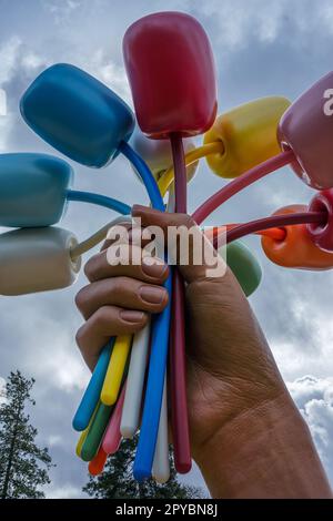 Bouquet de tulipes de Jeff Koons, la sculpture métallique en hommage aux victimes des attentats de Paris du 2015 novembre en gros plan. Paris, France 25 mars 2023. Banque D'Images