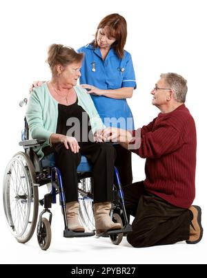 Professionnels de la santé : soins aux patients. Une patiente âgée en fauteuil roulant recevant le soutien de son partenaire et d'une infirmière. À partir d'une série d'images associées. Banque D'Images