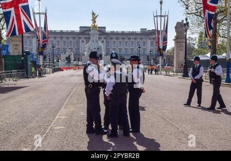 Londres, Royaume-Uni. 3rd mai 2023. Des policiers se tiennent près du palais de Buckingham, devant le couronnement du roi Charles III Credit: Vuk Valcic/Alamy Live News Banque D'Images