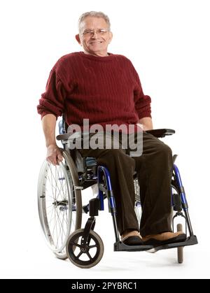Professionnels de la santé : utilisateur en fauteuil roulant. Un homme âgé assis dans son fauteuil roulant. À partir d'une série d'images connexes, pleine longueur isolée sur blanc. Banque D'Images