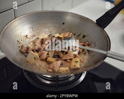 Mélanger le tofu frit et le porc avec la sauce aux haricots noirs Banque D'Images