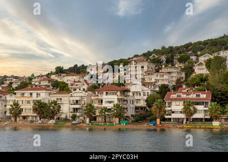 Vue sur les collines de l'île de Kinaliada depuis la mer de Marmara, avec maisons d'été traditionnelles et bateaux, Istanbul, Turquie Banque D'Images