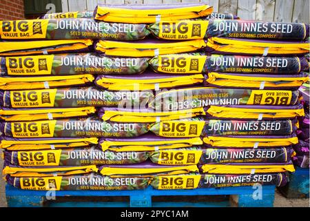 Une pile de sacs de grande valeur de 35 litres de graines John Innes semant du compost pour la vente dans un magasin agricole Banque D'Images