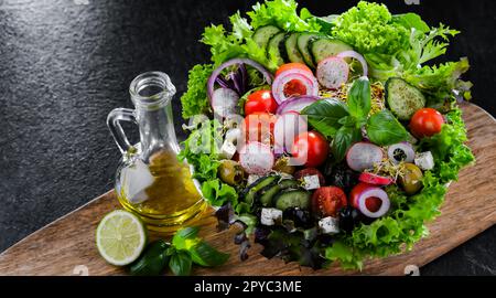 Composition avec un bol à salade de légumes Banque D'Images