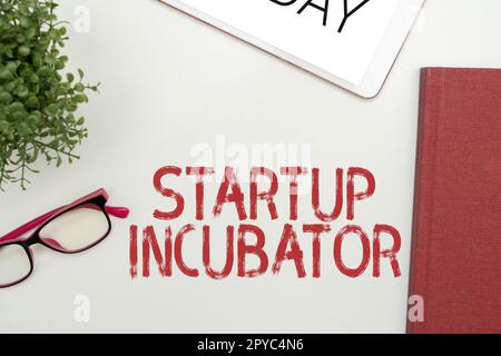 Panneau écrit à la main Startup Incubator. Concept d'entreprise qui peut être utilisé pour le gain financier de l'entreprise Banque D'Images