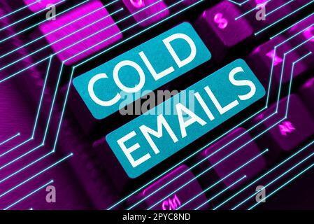 Légende de texte présentant des e-mails froids. Photo conceptuelle e-mail non sollicité envoyé à un destinataire sans contact préalable Banque D'Images