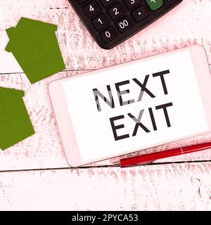 Ecriture du texte affiché Suivant Quitter. Concept signifiant la manière suivante de sortir ou d'agir de quitter dans un lieu ou une autoroute Banque D'Images