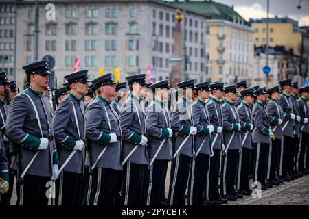 Lors de leur réunion à Helsinki, le 3 mai 2023, les Présidents de la Finlande et de l'Ukraine et les premiers Ministres du Danemark, de l'Islande, de la Norvège et de la Suède ont fait la déclaration suivante. Les dirigeants de l’Ukraine et des cinq pays nordiques ont réitéré leur condamnation sans équivoque de la guerre d’agression menée par la Russie contre l’Ukraine. L'Ukraine a fait preuve d'une détermination remarquable dans l'exercice de son droit inhérent à l'autodéfense contre cette attaque non provoquée et injustifiée. La Russie doit retirer immédiatement, complètement et sans condition toutes ses forces militaires. Banque D'Images