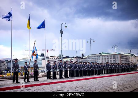 Lors de leur réunion à Helsinki, le 3 mai 2023, les Présidents de la Finlande et de l'Ukraine et les premiers Ministres du Danemark, de l'Islande, de la Norvège et de la Suède ont fait la déclaration suivante. Les dirigeants de l’Ukraine et des cinq pays nordiques ont réitéré leur condamnation sans équivoque de la guerre d’agression menée par la Russie contre l’Ukraine. L'Ukraine a fait preuve d'une détermination remarquable dans l'exercice de son droit inhérent à l'autodéfense contre cette attaque non provoquée et injustifiée. La Russie doit retirer immédiatement, complètement et sans condition toutes ses forces militaires. Banque D'Images