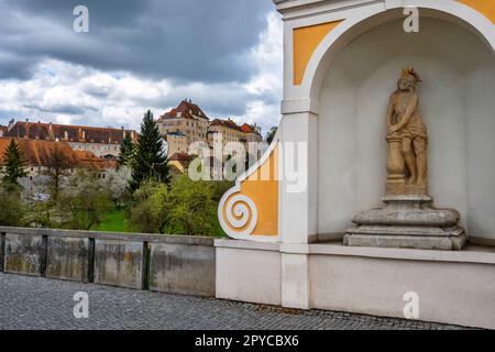 Grand château à Cesky Krumlov, chapelle de niche avec statue du Christ à fléaux du 18th siècle sur le pont. République tchèque. Banque D'Images