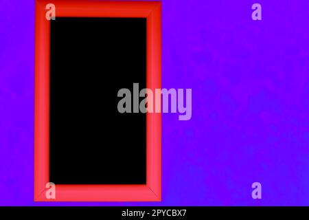 Cadre rouge avec endroit noir pour le texte sur fond violet ciel Banque D'Images