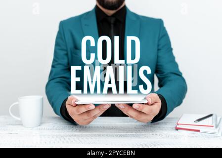 Affiche les e-mails froids. E-mail non sollicité d'une idée commerciale envoyé à un destinataire sans contact préalable Banque D'Images