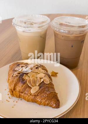 Croissants frais et café glacé Banque D'Images