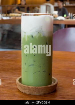 Matcha greentea glacé sur une table en bois dans un café Banque D'Images