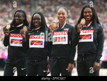 Stade de Londres, est de Londres, Royaume-Uni. 13th août 2017. Championnats du monde de l'IAAF, jour 10; Aaliyah Brown des États-Unis, Allyson Felix des États-Unis, Morolake Akinosun des États-Unis, Tori Bowie des États-Unis posent avec la médaille d'or pour le relais de 4x100 mètres pendant la cérémonie de remise de médaille crédit: Action plus Sports/Alay Live News Banque D'Images