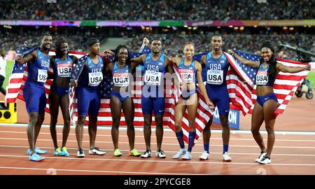 Stade de Londres, est de Londres, Royaume-Uni. 12th août 2017. Championnats du monde de l'IAAF, jour 9 ; Mike Rodgers des États-Unis, Justin Gatlin des États-Unis, Jaylen Bacon des États-Unis, Christian Coleman des États-Unis, Aaliyah Brown des États-Unis, Allyson Felix des États-Unis, Morolake Akinosun des Etats-Unis et Tori Bowie des Etats-Unis posent tous pour des photos après que l'équipe de femmes 4x100 mètres a terminé en 1st position et l'équipe d'hommes 4x100 mètres a terminé en 2nd position crédit: Action plus Sports/Alay Live News Banque D'Images