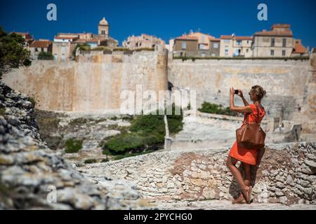 Admirez la vieille ville de Bonifacio, la falaise calcaire, la côte sud de l'île de Corse, France Banque D'Images