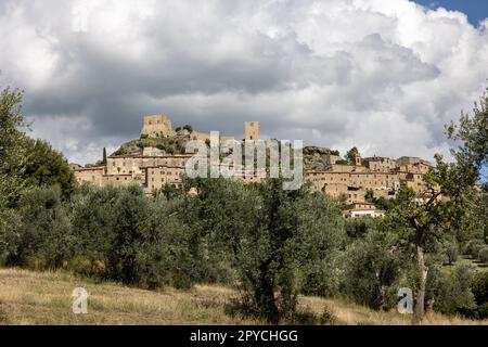 Montemassi un village fortifié dans la province de Grosseto. Italie Banque D'Images