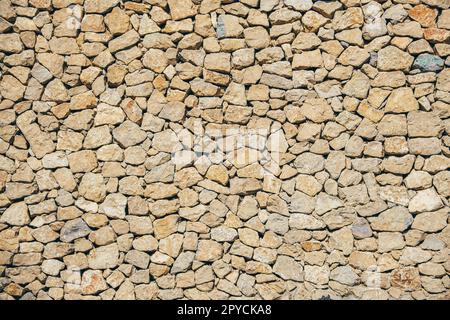 Mur de maçonnerie en pierres brunes naturelles avec fond de texture de motif irrégulier. Mur de maçonnerie typique en Espagne Banque D'Images