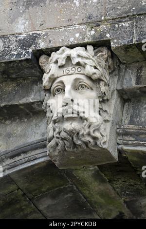 Tête sculptée datée de 1690 sur la porte des évêques de Londonderry Banque D'Images