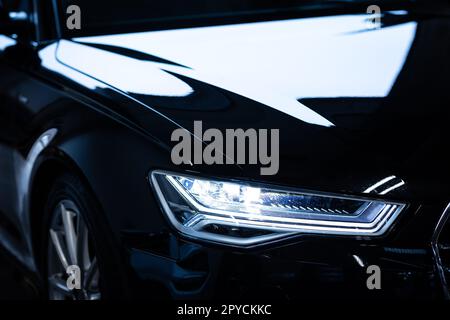 Voiture moderne dans un atelier de détail sur lequel on travaille, décontaminé, ciré, poli, fini à la perfection Banque D'Images