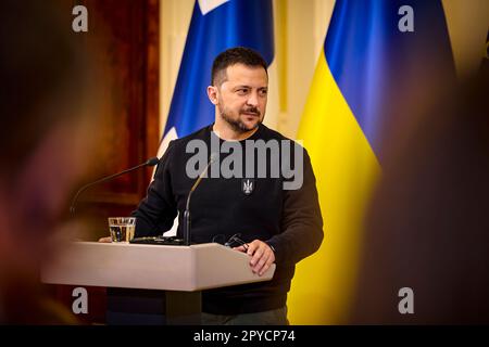 Lors de leur réunion à Helsinki, le 3 mai 2023, les Présidents de la Finlande et de l'Ukraine et les premiers Ministres du Danemark, de l'Islande, de la Norvège et de la Suède ont fait la déclaration suivante. Les dirigeants de l’Ukraine et des cinq pays nordiques ont réitéré leur condamnation sans équivoque de la guerre d’agression menée par la Russie contre l’Ukraine. L'Ukraine a fait preuve d'une détermination remarquable dans l'exercice de son droit inhérent à l'autodéfense contre cette attaque non provoquée et injustifiée. La Russie doit retirer immédiatement, complètement et sans condition toutes ses forces militaires. Banque D'Images