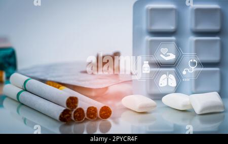 Arrêter de fumer ou cesser de fumer avec un traitement de remplacement de la nicotine ou une TRN. 31 mai Journée mondiale sans tabac. Chewing-gum nicotinique en blister près d'une pile de cigarettes. Produits nicotiniques pour arrêter la fumée. Banque D'Images