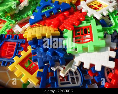 jouet de créateur pour enfants. Blocs multicolores lumineux en plastique pour jouer et développer l'imagination et la motricité fine des mains de l'enfant. Construction de maison-jouet Banque D'Images