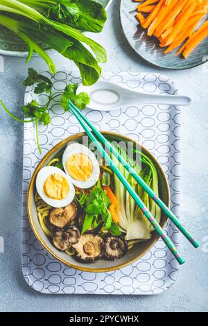 Soupe de ramen aux champignons shiitake, légumes, nouilles et œufs Banque D'Images