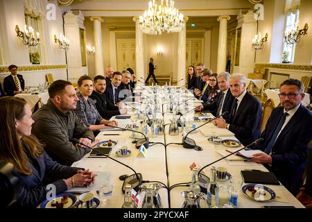 Lors de leur réunion à Helsinki, le 3 mai 2023, les Présidents de la Finlande et de l'Ukraine et les premiers Ministres du Danemark, de l'Islande, de la Norvège et de la Suède ont fait la déclaration suivante. Les dirigeants de l’Ukraine et des cinq pays nordiques ont réitéré leur condamnation sans équivoque de la guerre d’agression menée par la Russie contre l’Ukraine. L'Ukraine a fait preuve d'une détermination remarquable dans l'exercice de son droit inhérent à l'autodéfense contre cette attaque non provoquée et injustifiée. La Russie doit retirer immédiatement, complètement et sans condition toutes ses forces militaires. Banque D'Images