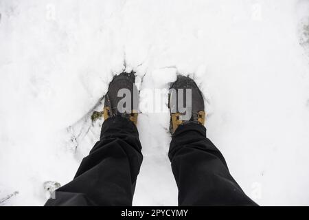 Pieds d'homme dans la neige Banque D'Images