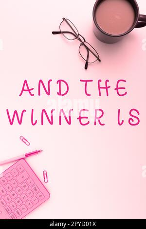 Écriture de texte et le gagnant est. Mot écrit sur les résultats écrits d'un bref questionnaire ou d'un examen sur Internet Banque D'Images