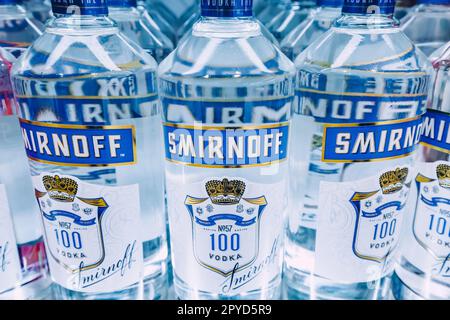 20 janvier 2023, Dubaï, Émirats arabes Unis : marque Smirnoff de vodka russe de nombreuses bouteilles à vendre dans la boutique hors taxes Banque D'Images