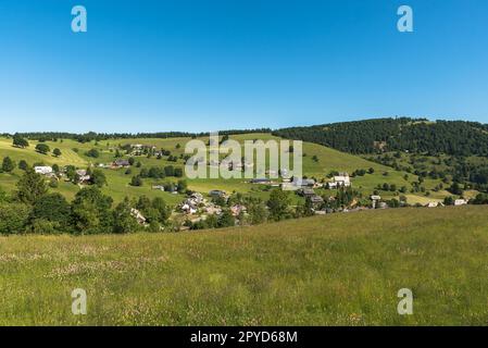 Vue sur le village Hofsgrund au Schauinsland près de Fribourg im Breisgau, Oberried, Forêt Noire, Baden-Wuerttemberg, Allemagne Banque D'Images