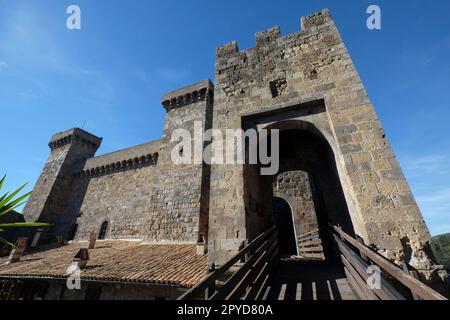 Vue sur le pont d'entrée du château Rocca Monaldeschi della Cervara à Bolsena, Italie. Banque D'Images