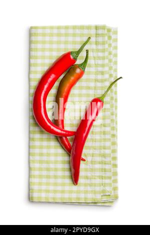 Piments rouges. Piments d'épices sur serviette isolé sur fond blanc. Banque D'Images