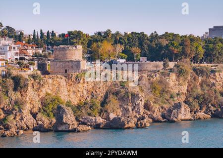 Tour Hidirlik d'Antalya dans la vieille ville de Kaleici. Patrimoine historique turc Banque D'Images