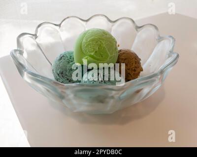 Boules de crème glacée dans un bol en verre Banque D'Images