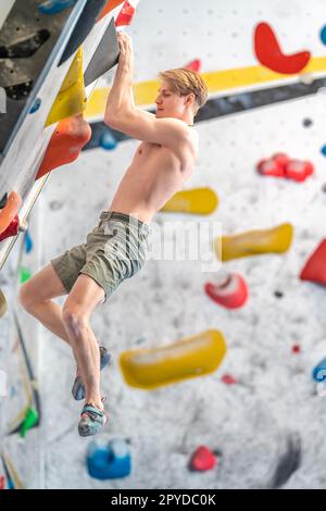 escalade sur un mur de rochers dans un centre d'escalade Banque D'Images
