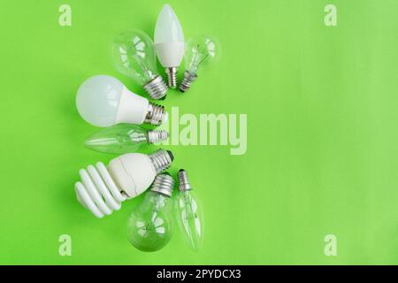 Ensemble de différents types de LED isolées sur fond vert. Lampes à économie d'énergie. Banque D'Images