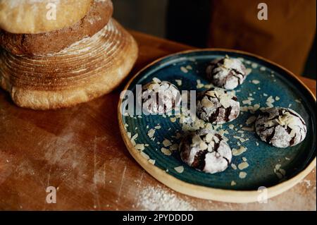 Gros plan des biscuits fraîchement préparés sur une assiette et du pain sur une table en bois Banque D'Images