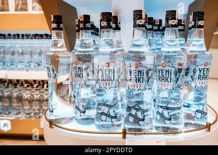 12 janvier 2023, Izmir, Turquie: Yeni Raki - boisson alcoolisée turque célèbre à vendre en magasin Banque D'Images