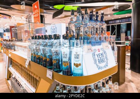 12 janvier 2023, Izmir, Turquie: Yeni Raki - boisson alcoolisée turque célèbre à vendre en magasin Banque D'Images