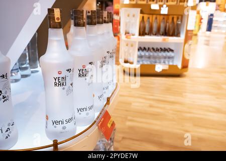 12 janvier 2023, Izmir, Turquie: Yeni Raki - boisson alcoolisée turque célèbre à vendre en magasin Banque D'Images