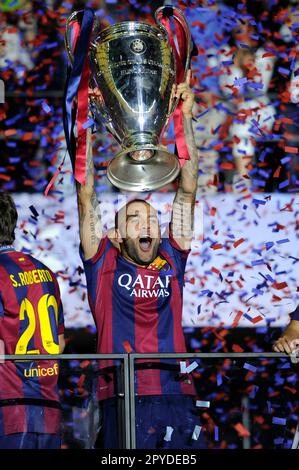 ARCHIVE PHOTO: Dani ALVES 40 ans sur 6 mai 2023, Dani (Daniel) ALVES (FC Barcelone) avec le PokalTrophée, Trophée, coupe, jubilation, joie, Enthousiasme, action, cérémonie de remise des prix, finale de la Ligue des champions de football 2015/Juventus Turin -Barcelone 1-3. SAISON 2014/15, LE 6/6/2015, O LY MPI STADION BERLI N. ? Banque D'Images